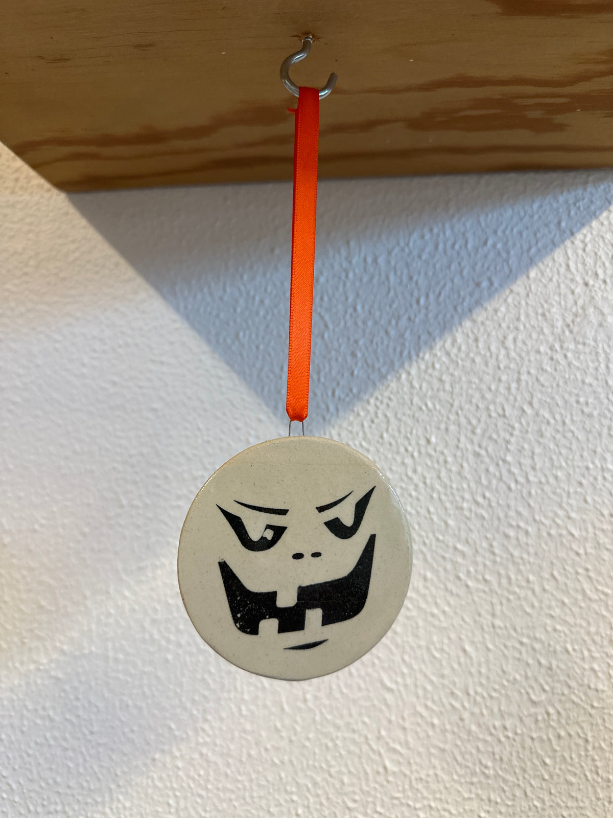 Keramik halloween-ophæng med skræmmende ansigt – håndlavet | Famalut