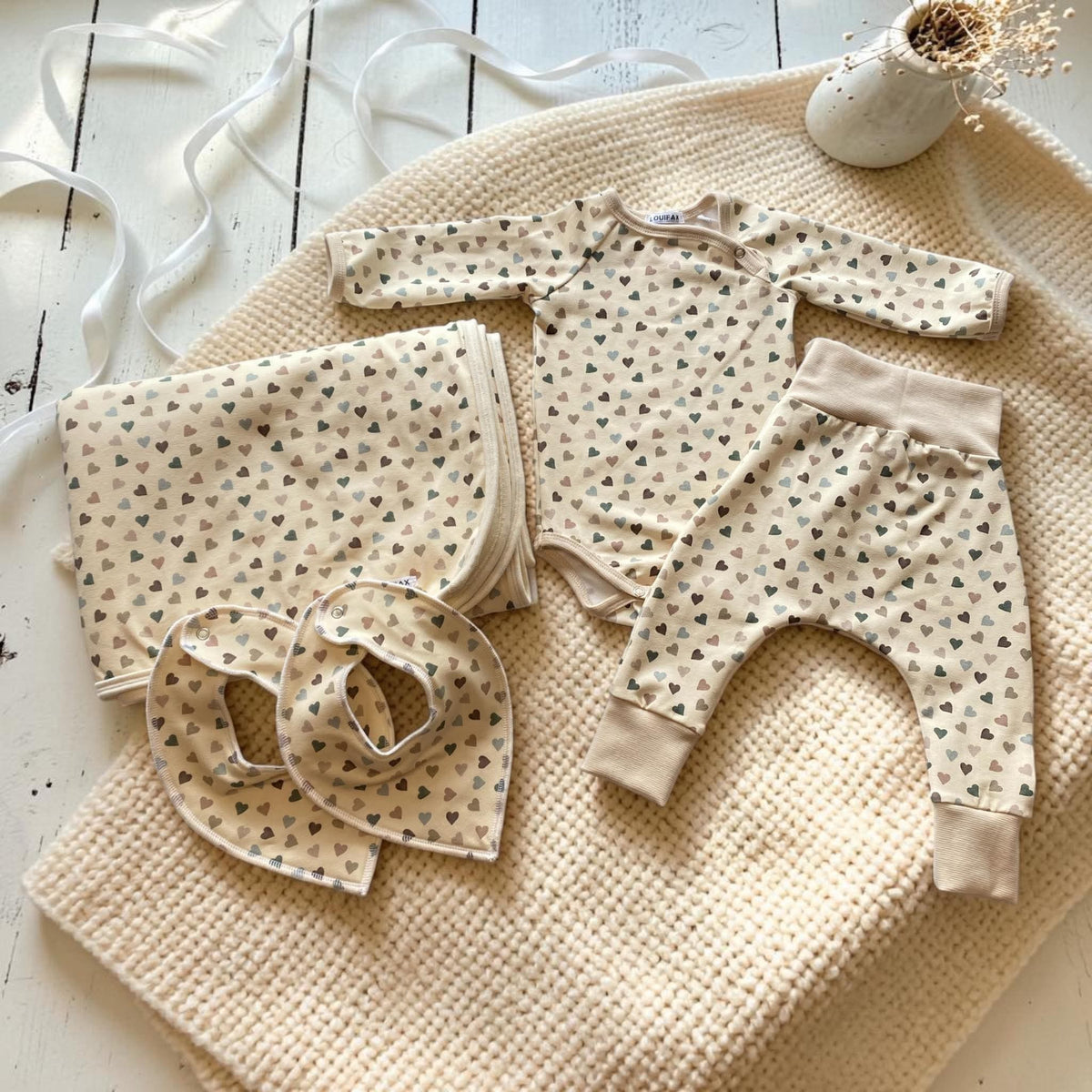 Baby sæt body og bukser creme hjerter str. 62 håndlavet dansk gave | Louifax