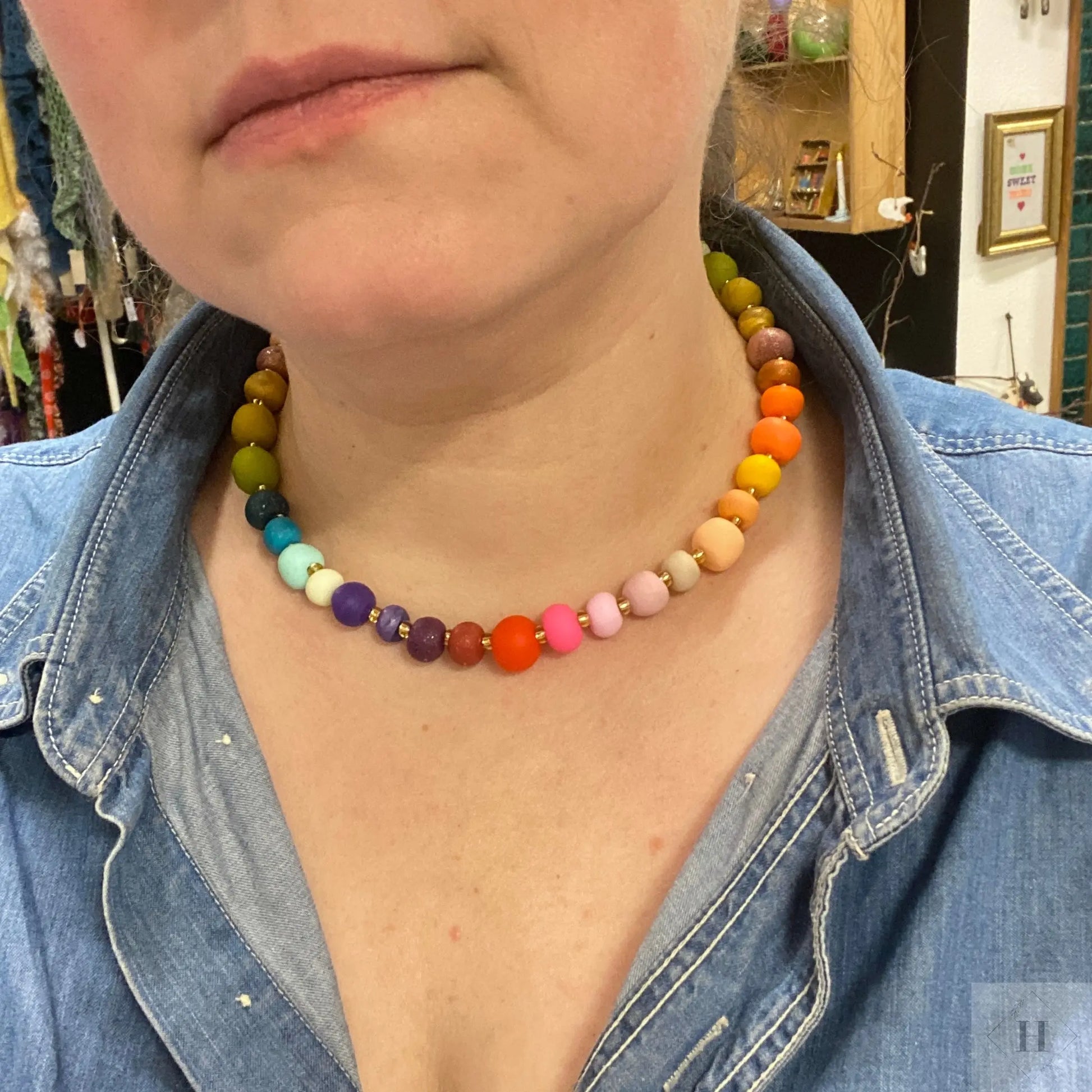 Halskæde og ørestikkere i håndlavede perler - regnbue Aldrig2ens