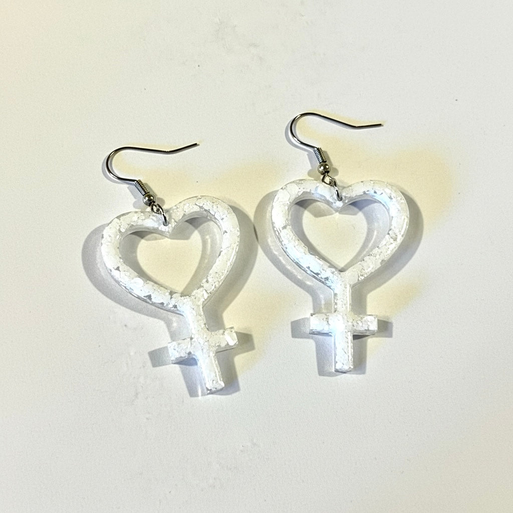 Kvindetegn øreringe i hvid perlemor akryl – hjerteformet