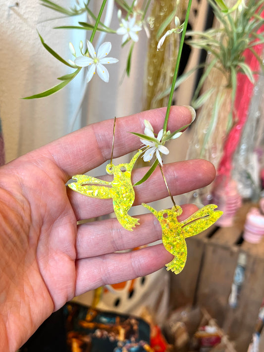 Hoop øreringe med neon gul kolibri – resin | Creatrivi