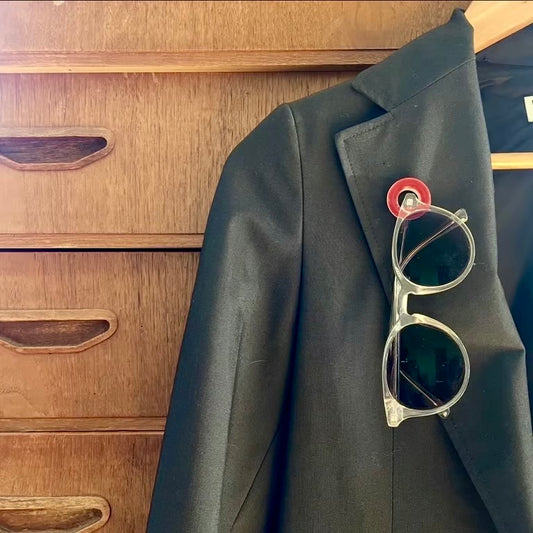 Hold my glasses – Keramik pin/broche af Famalut