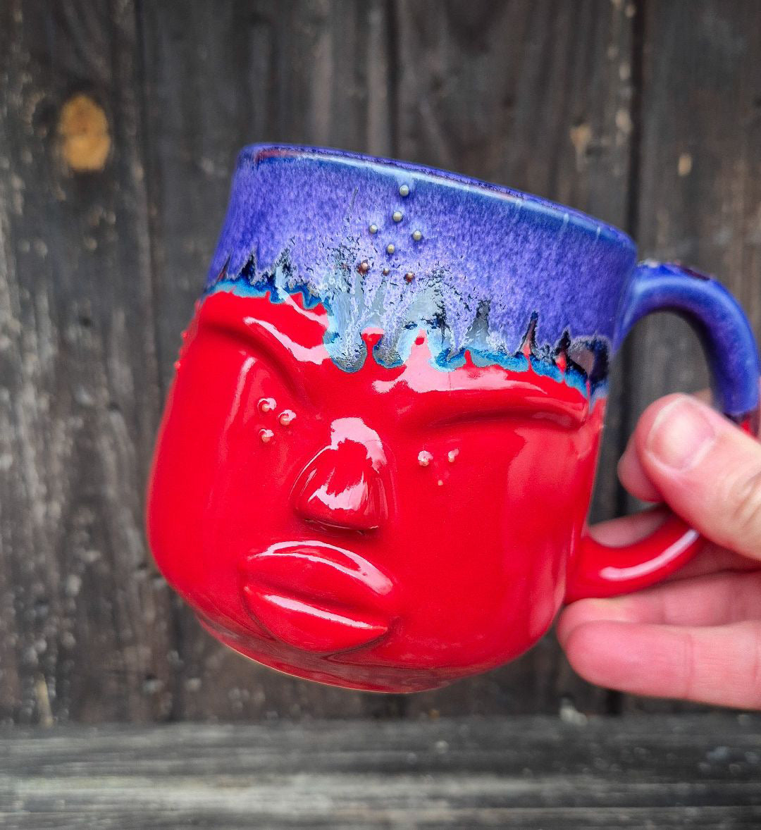 Krus med ansigt – Gaia, Mørk lilla og rød | RG Ceramic