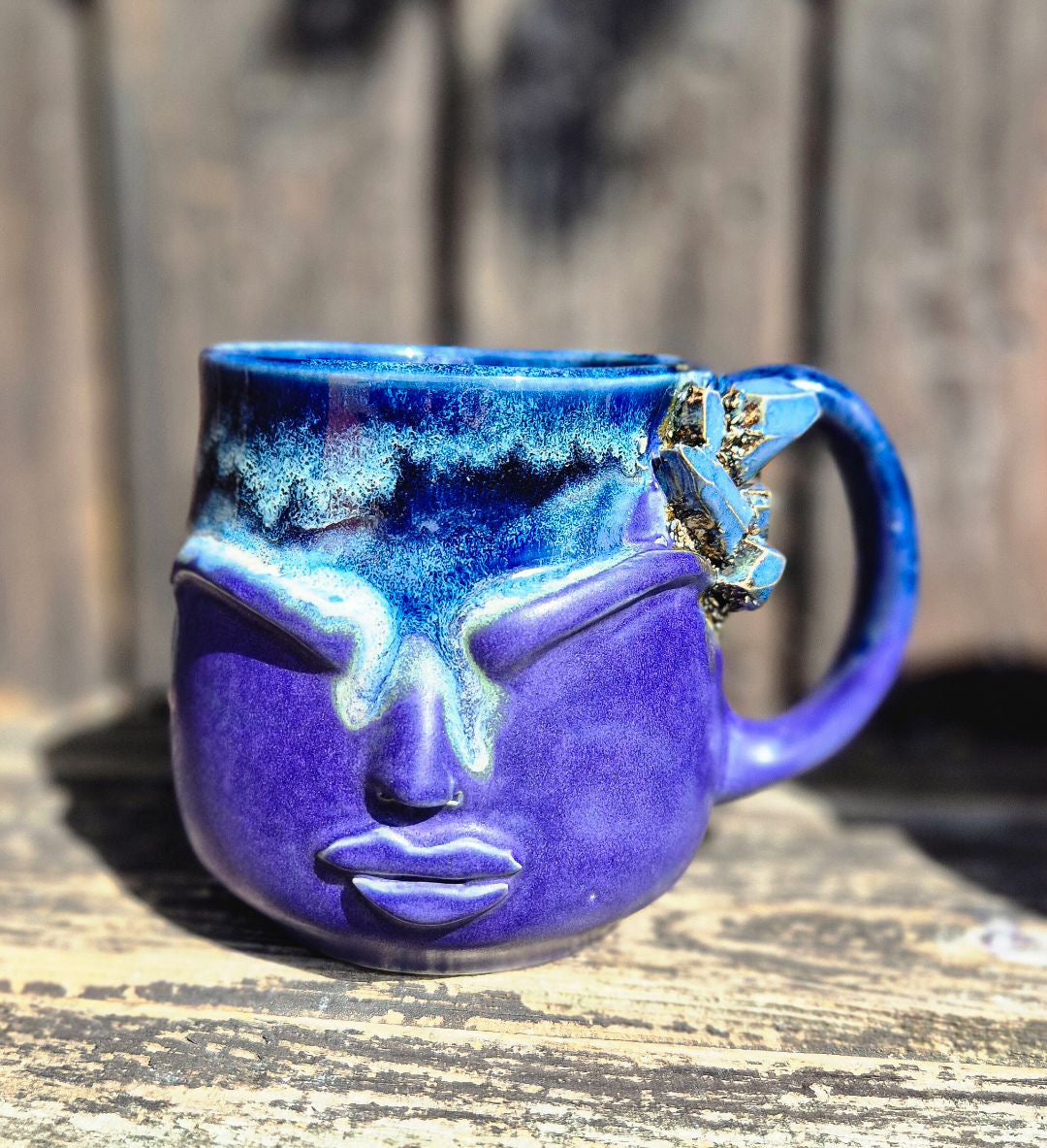 Krus med ansigt – Gaia, Mørk lilla med krystal | RG Ceramic