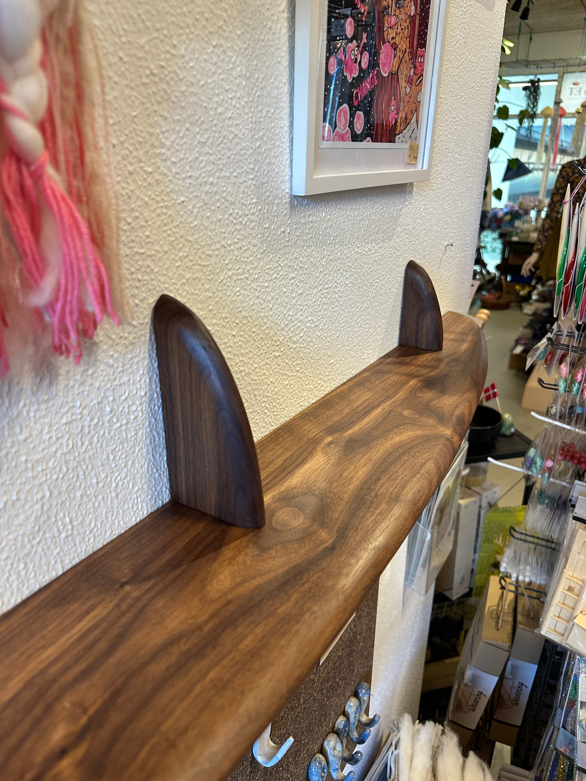 Ellipsen væghylde i massiv valnød, 120 cm | Møller Møbler