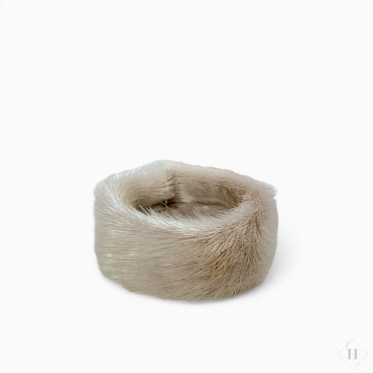 Armbånd i upcycled sælskind. Håndlavet af