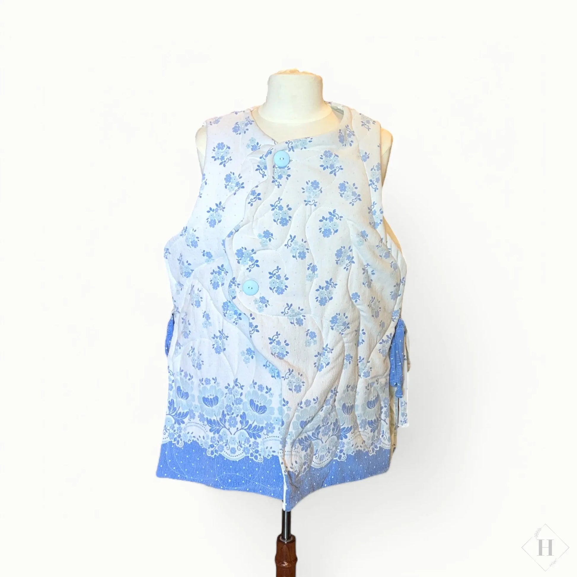 Quiltet vest - blå blomst Genfødt