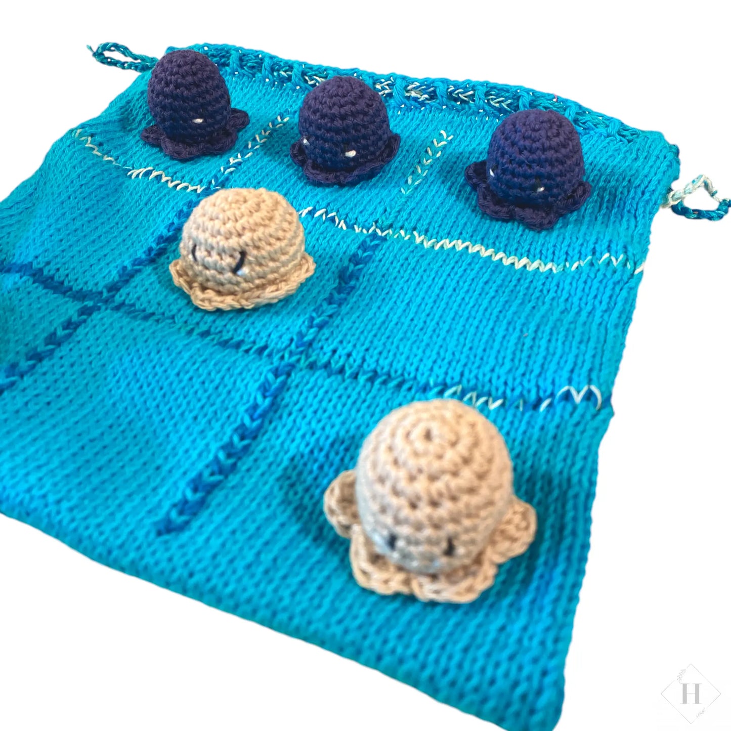 Hæklet kryds og bolle spil - blå HG Design