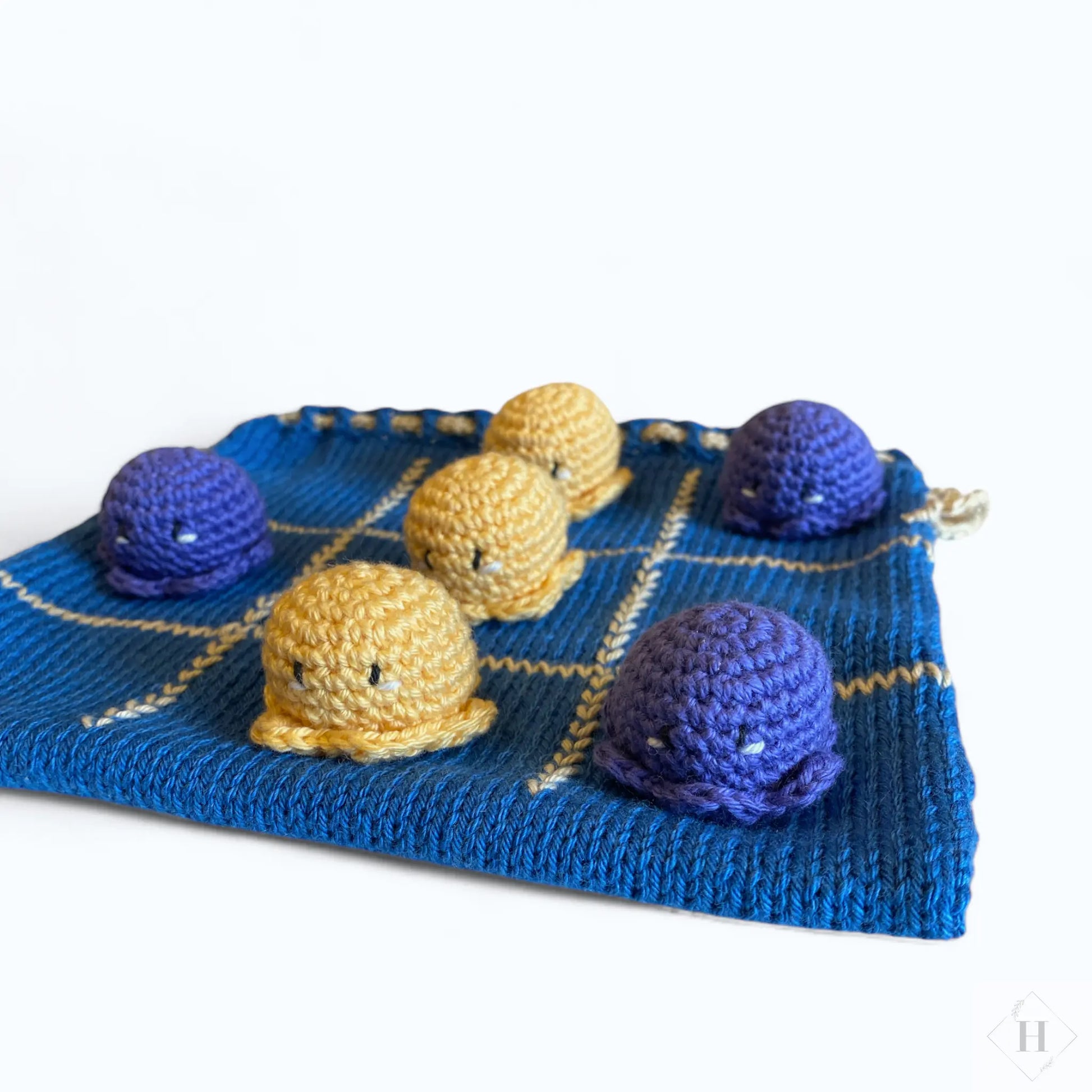 Hæklet kryds og bolle spil - blå HG Design