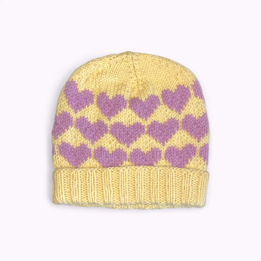 Strikket hue med hjerter - gul/lyserød Famalut