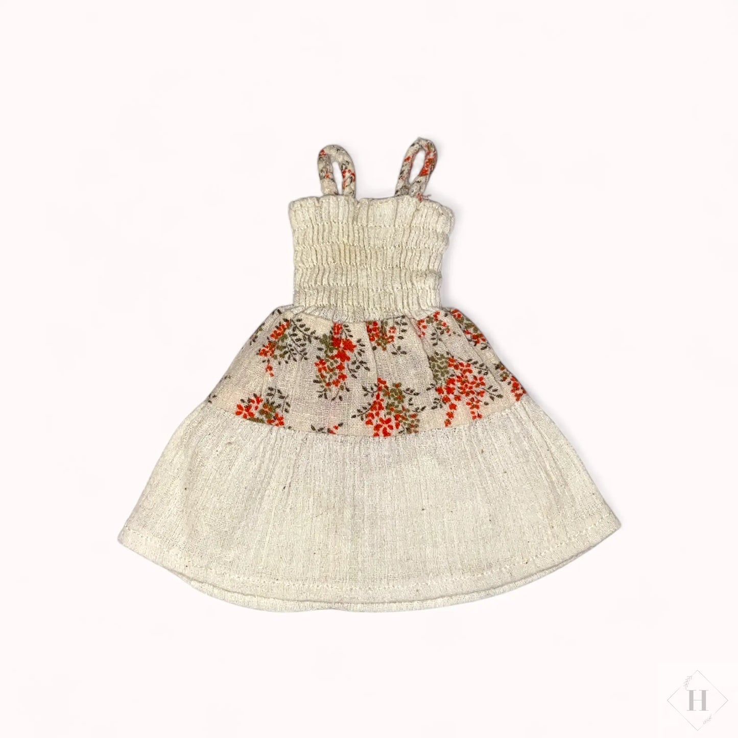 Håndsyet Barbie tøj - kjole med smock Liselotte