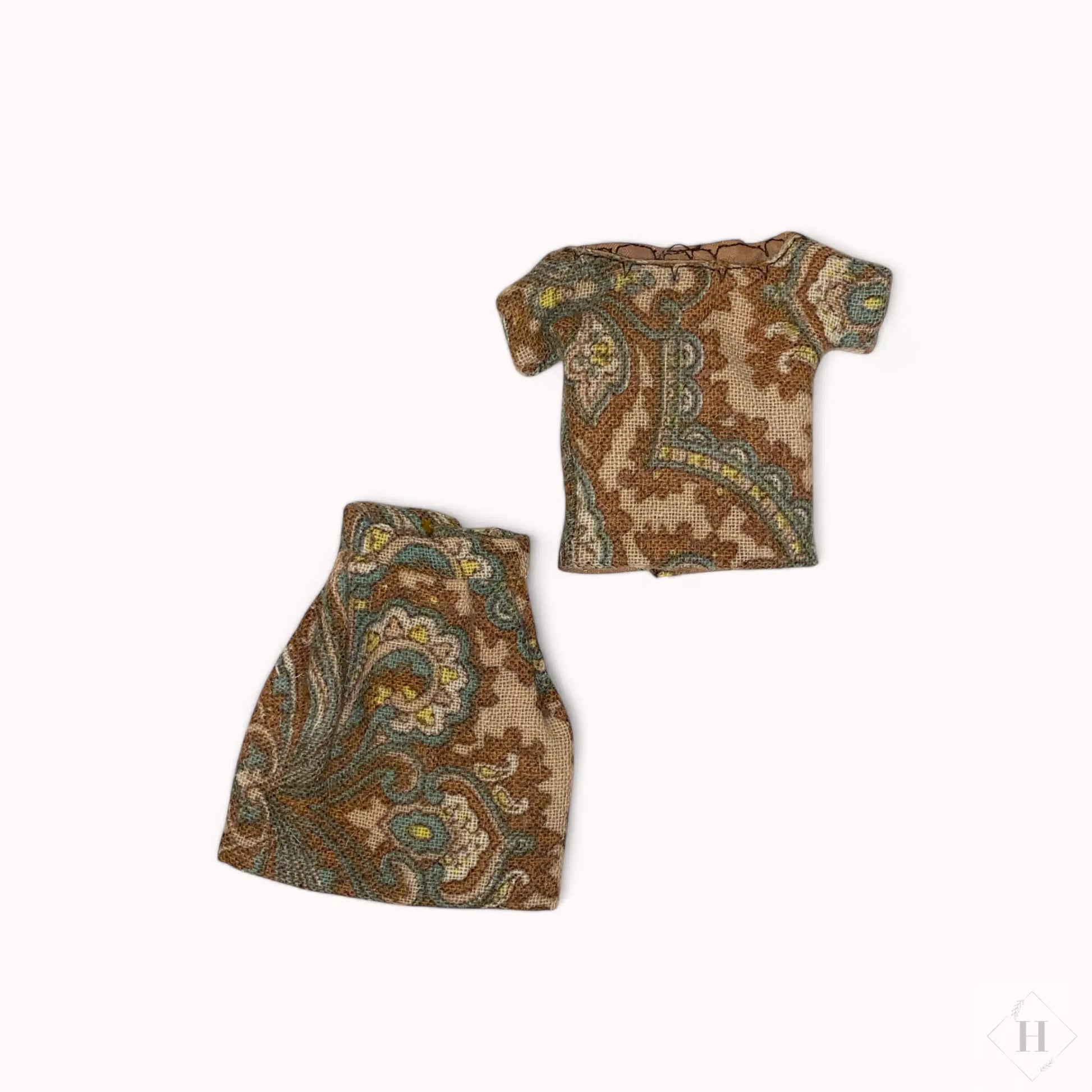 Håndsyet Barbie tøj - sæt i brun paisley Liselotte