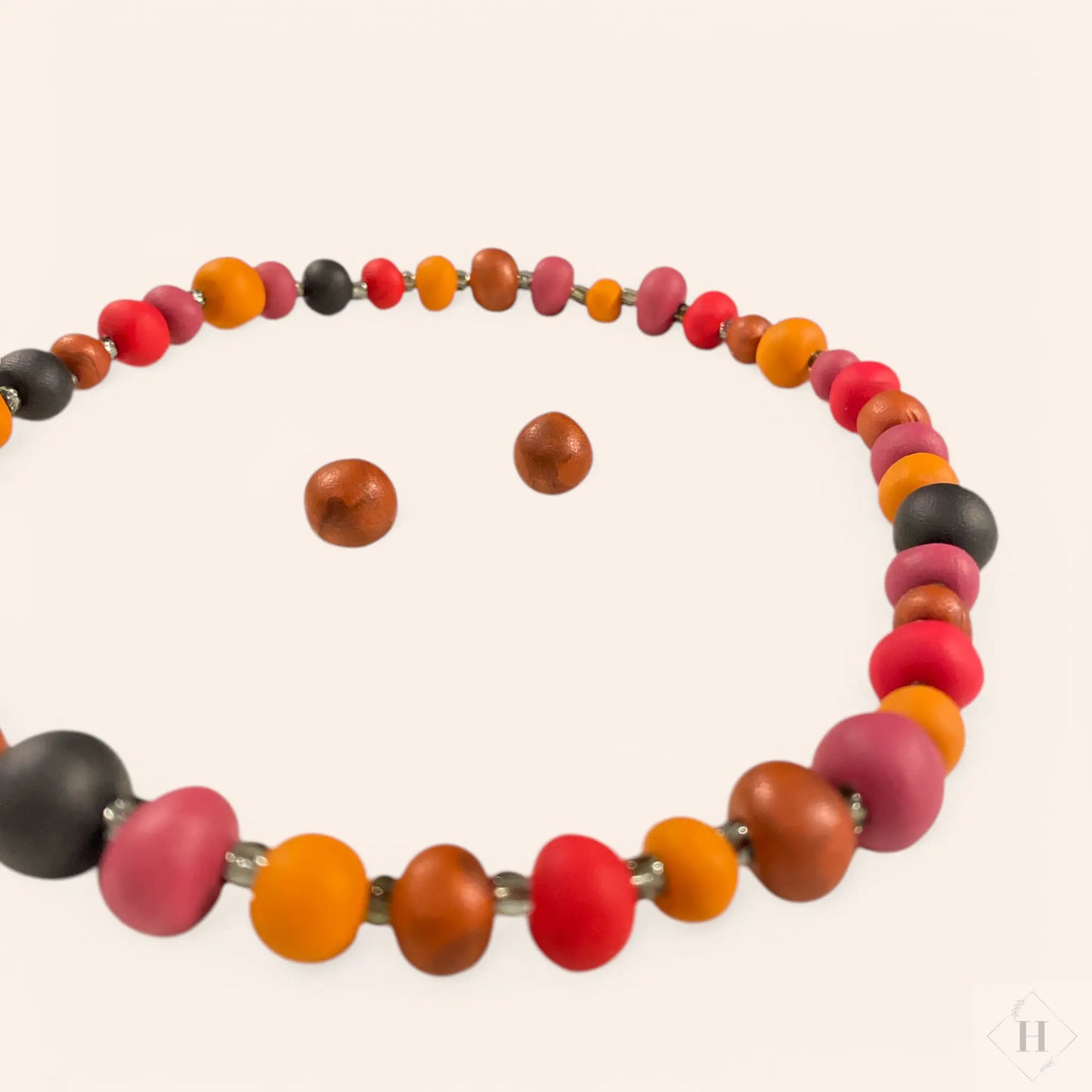 Halskæde og ørestikkere i håndlavede perler - varme røde nuancer Aldrig2ens