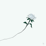 Indlæs billede til gallerivisning Håndlavet blomst i glasperler - langstilket rose (hvid) Kaimers krea
