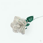 Indlæs billede til gallerivisning Håndlavet blomst i glasperler - langstilket rose (hvid) Kaimers krea

