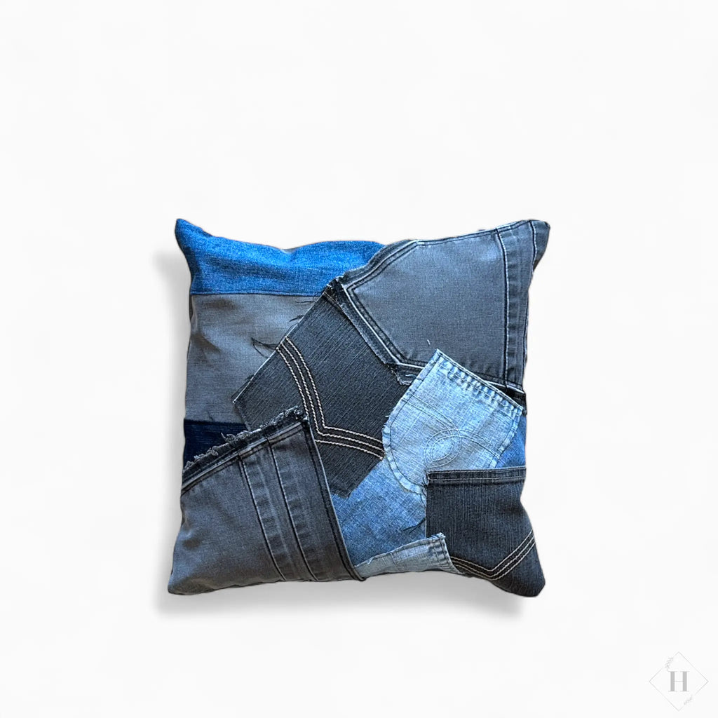 Pude syet af upcyclet denim Karina Bøgelund