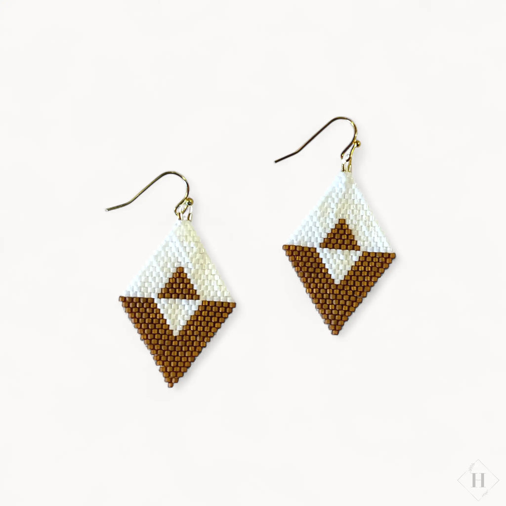 Ørering af miyuki perler - Hvid/brun Sara Engel