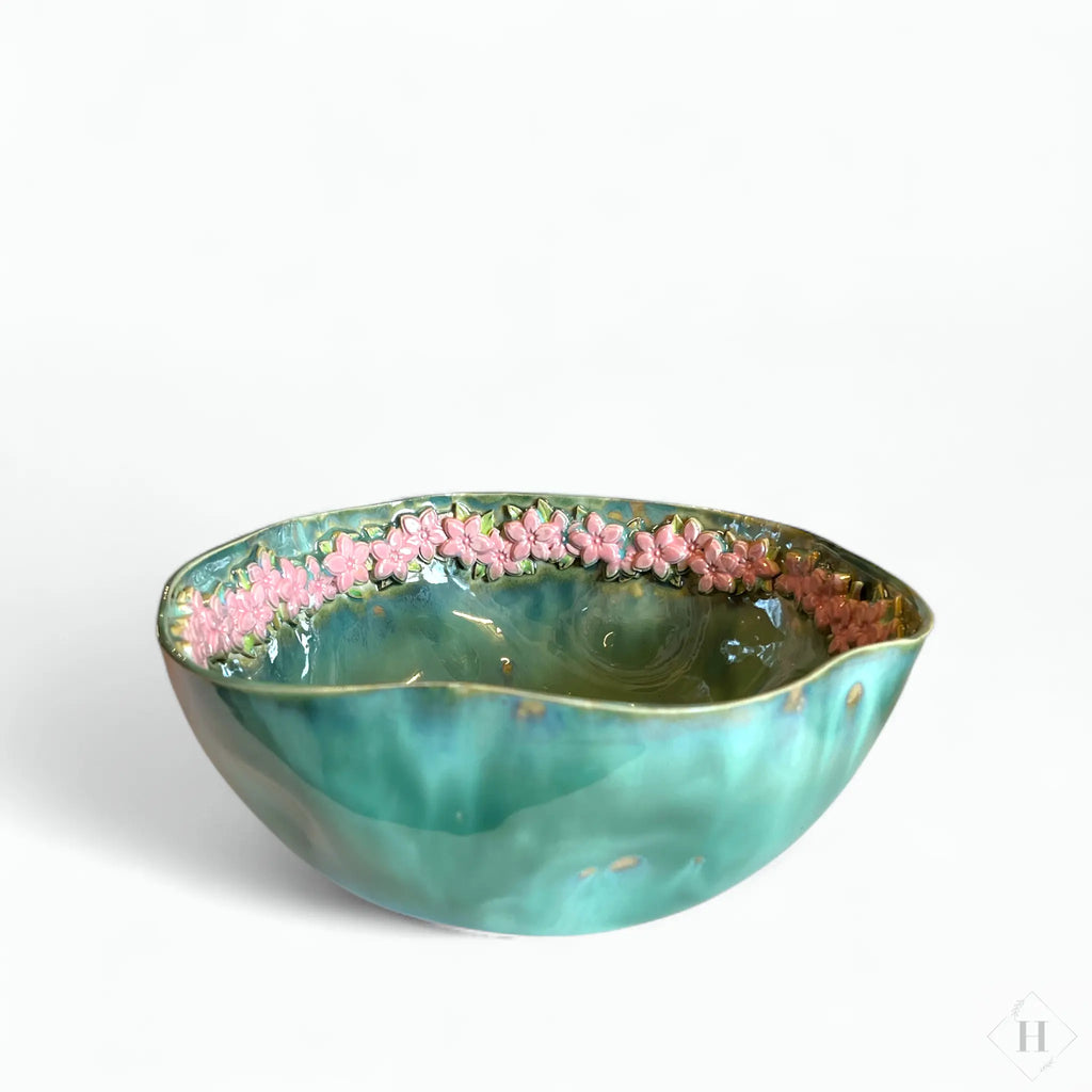 Stor skål i perlemors grøn med blomster By Victoria Juul
