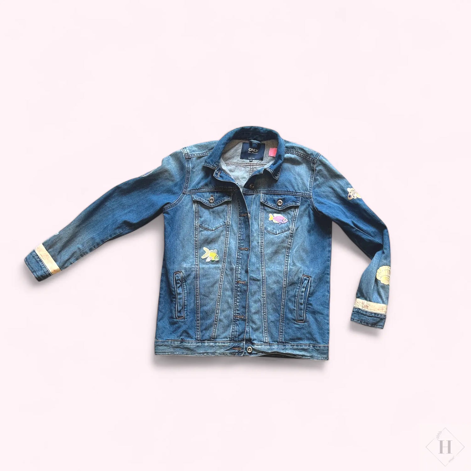 Denim jakke med broderi på ryggen. By Victoria Juul