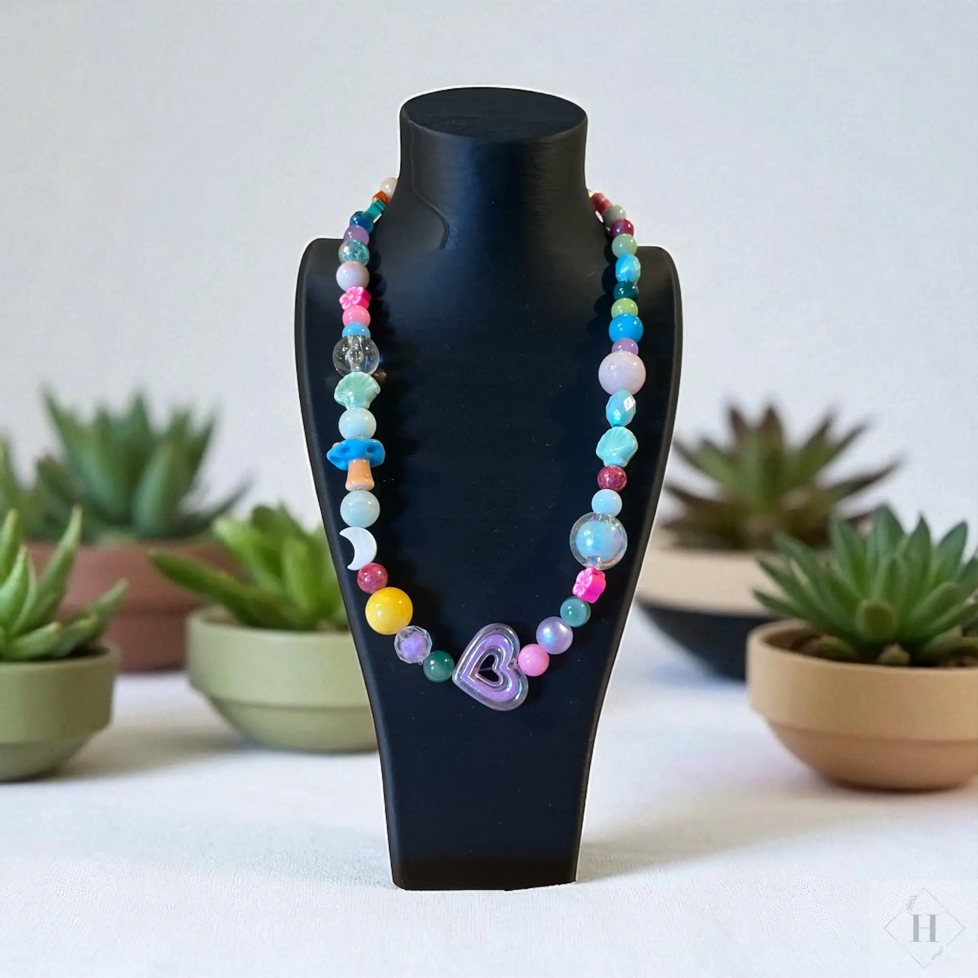 Halskæde i farverige perler By Victoria Juul