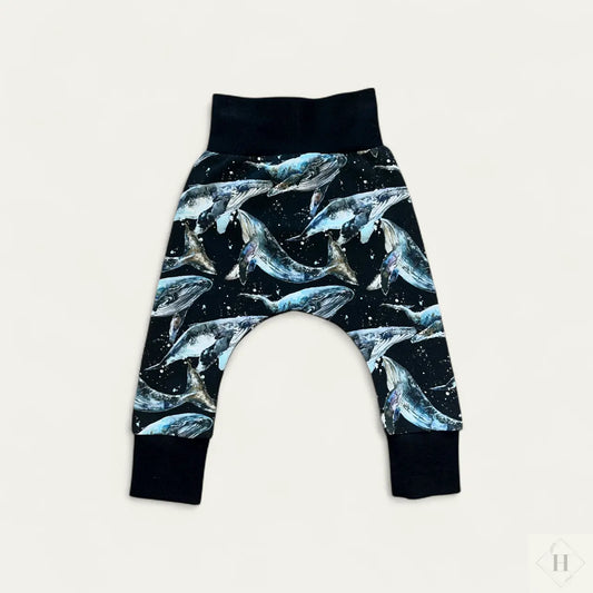 Håndlavede Baby Bukser Str. 68 - Blød Jersey med pukkelhvaler Louifax