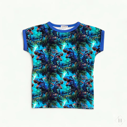 Håndlavet Børne T-shirt Str 110 - Blød Jersey med Dinosaurer (blå) Louifax