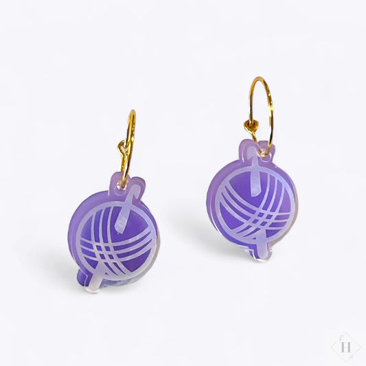 Øreringe i akryl - garnnøgle og hæklenål (lilla) Saisall