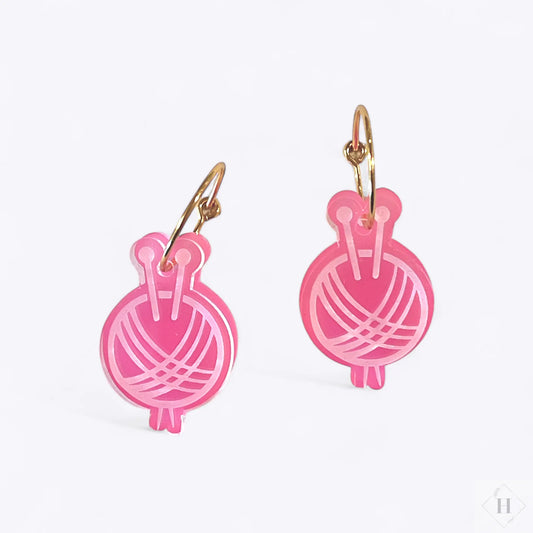 Øreringe i akryl - garnnøgle og hæklenål (pink) Saisall