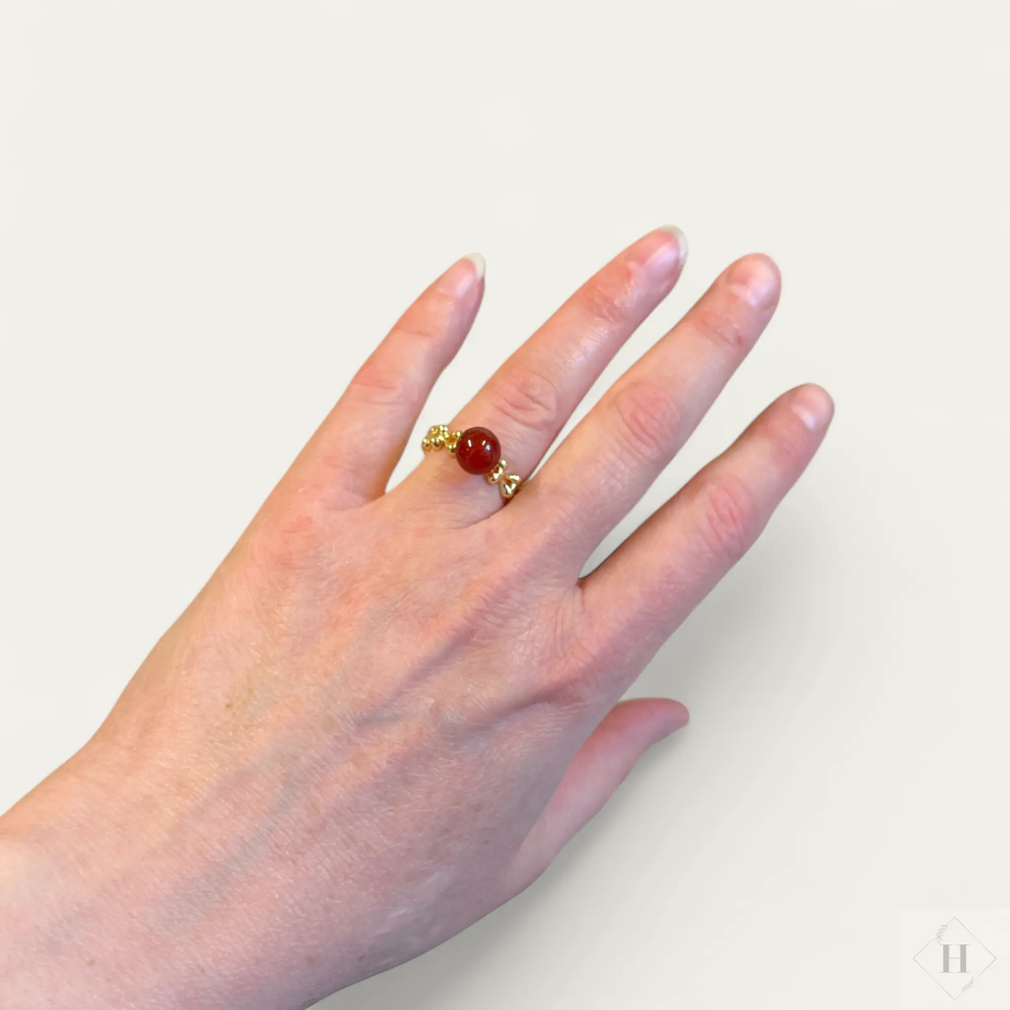 Ring med dyb rød sten By Victoria Juul