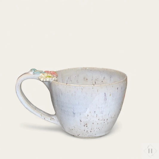 Buttet kop med blomster på hanken - hvid Clay by Hornstrup