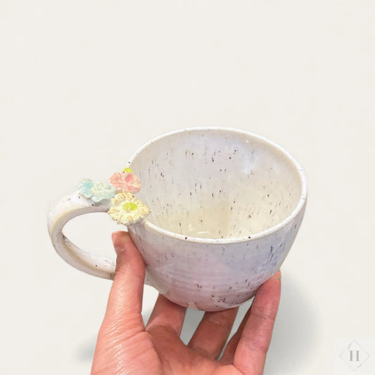 Buttet kop med blomster på hanken - hvid Clay by Hornstrup