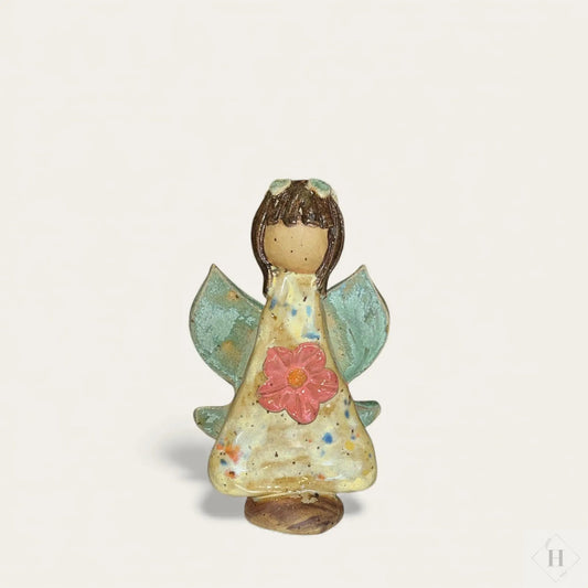 Engel i keramik - spættet gul med blomst. Charlottes Clayground