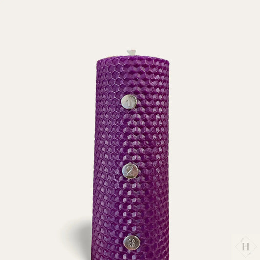 Kalenderlys i bivoks 20 cm - lilla byMoonA