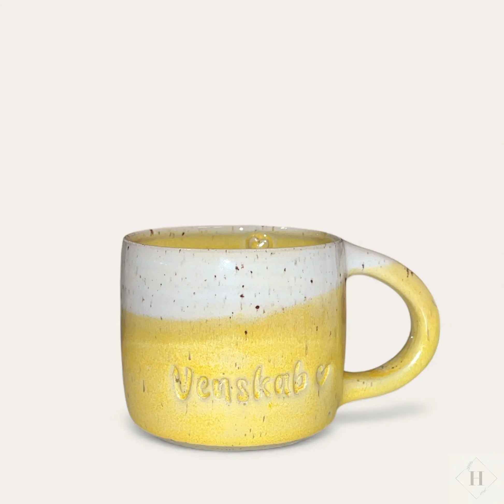 Krus med hank - Venskab (gul) Clay by Hornstrup