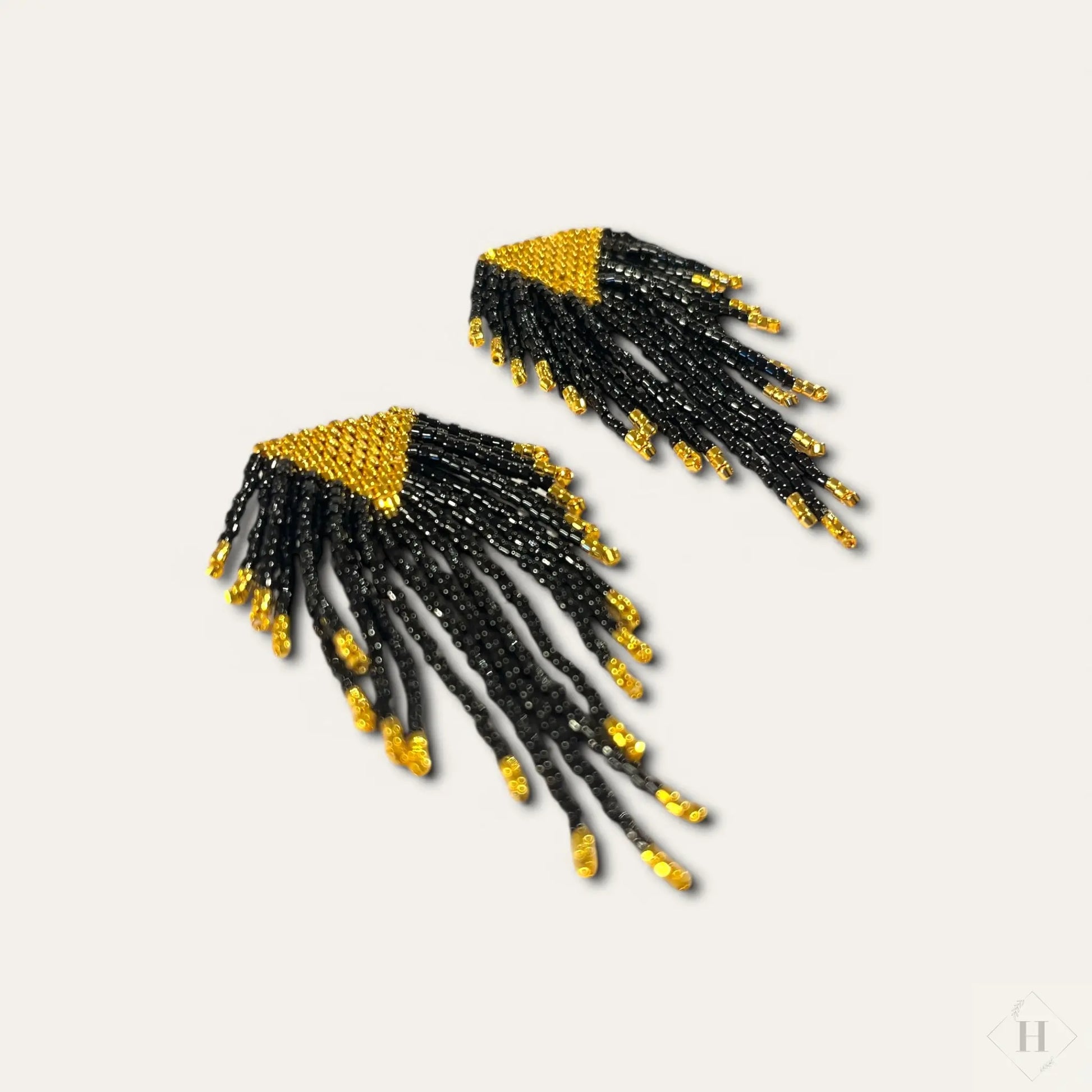 Store frynse øreringe i guldbelagt og sorte miyuki perler Mabalser