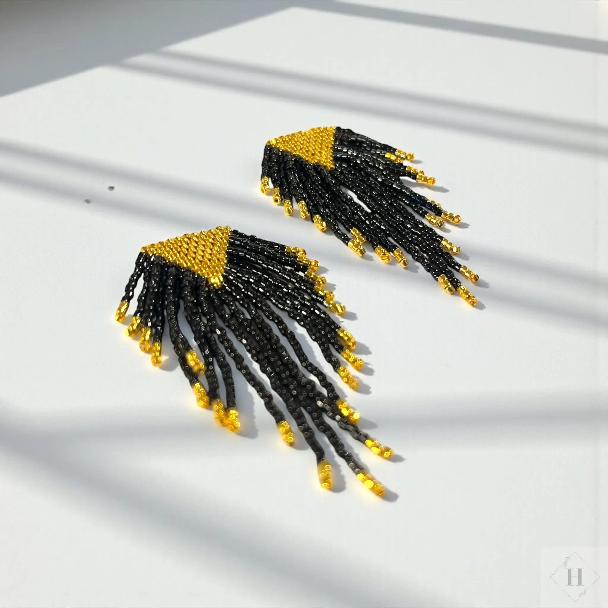 Store frynse øreringe i guldbelagt og sorte miyuki perler Mabalser