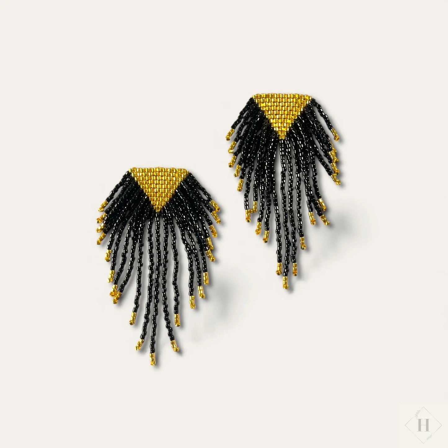 Store frynse øreringe i guldbelagt og sorte miyuki perler Mabalser
