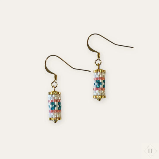 Øreringe i miyukiperler - cylinder med mønster (lyserød/blå) Sara Engel