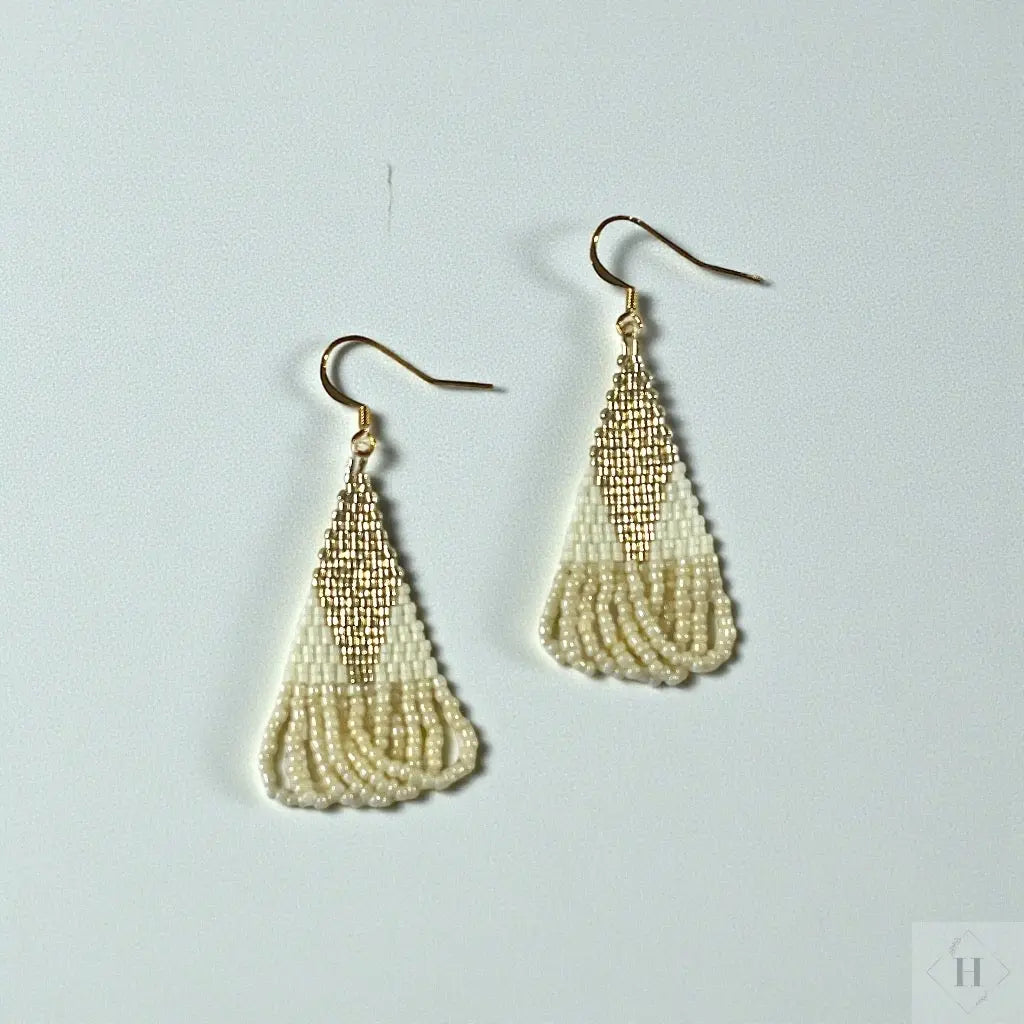 Øreringe i miyukiperler - hvide buer Sara Engel