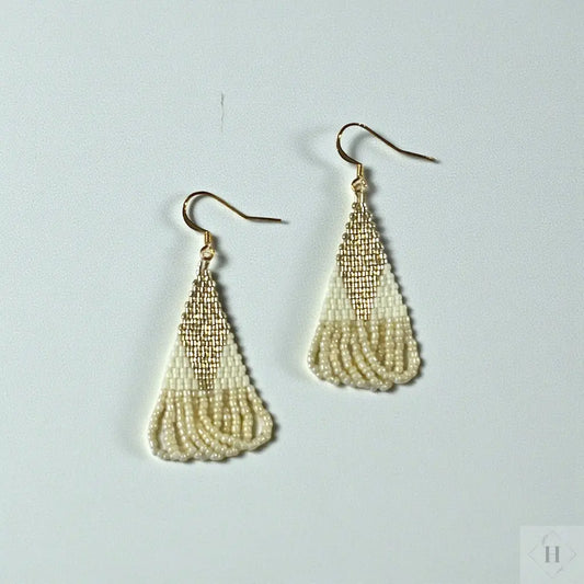 Øreringe i miyukiperler - hvide buer Sara Engel