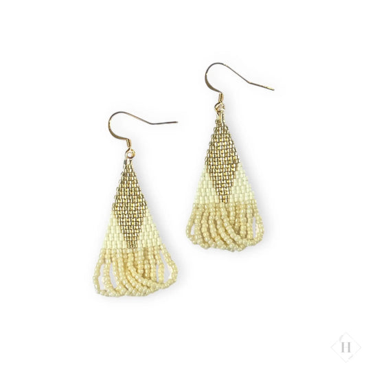 Øreringe i miyukiperler - hvide buer Sara Engel