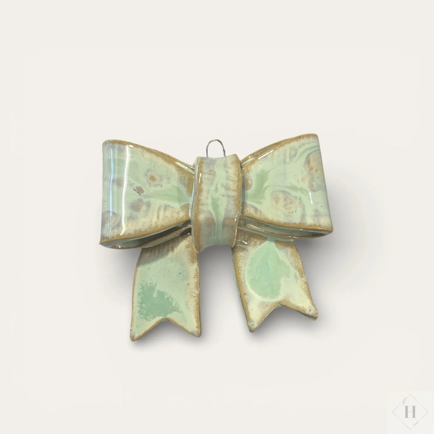 Sløjfe i keramik - håndlavet dekoration By Victoria Juul