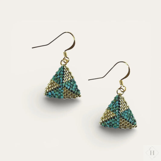Øreringe i miyukiperler - turkis trekant med pale gold Sara Engel