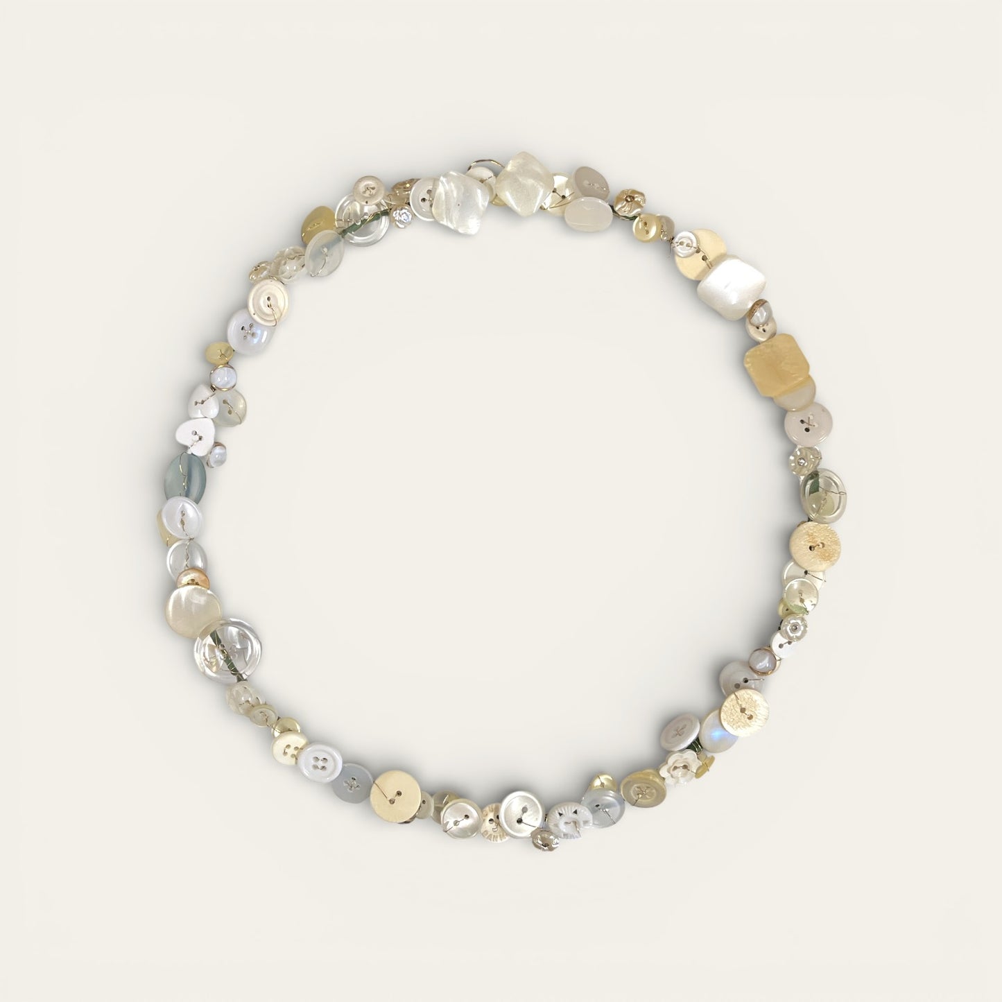 Dørkrans af knapper - hvide nuancer