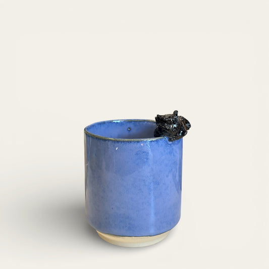 Krukke/vase med hund på kanten