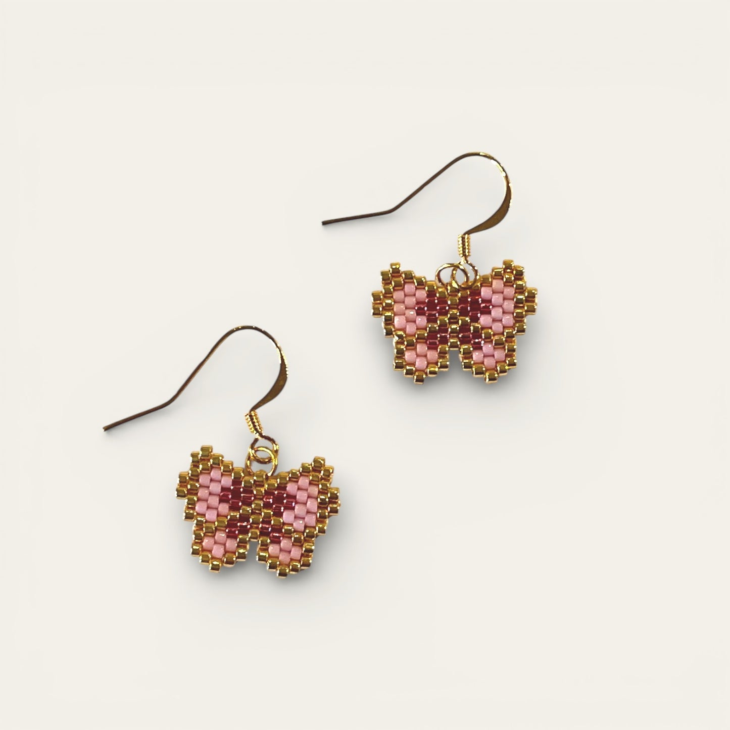 Ørering i miyukiperler - lyserød sommerfugl