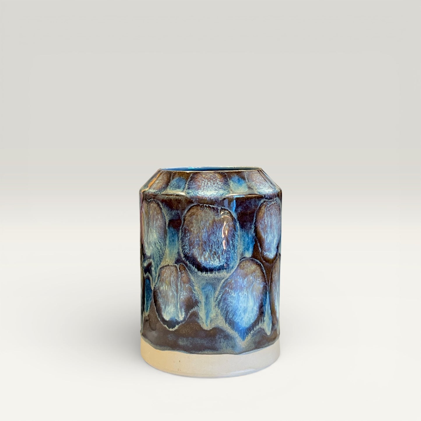 Stor vase i keramik med organisk glasur