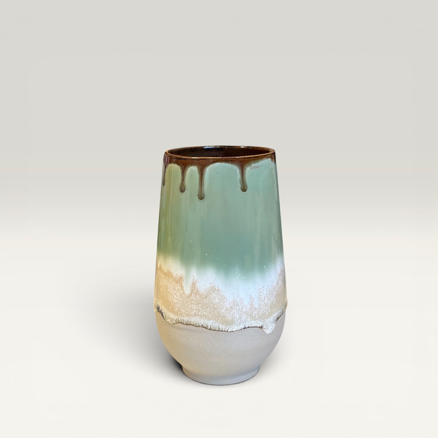 Høj vase i keramik - støvet grøn