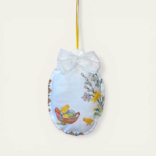 Stort syet påskeæg med stramaj broderi