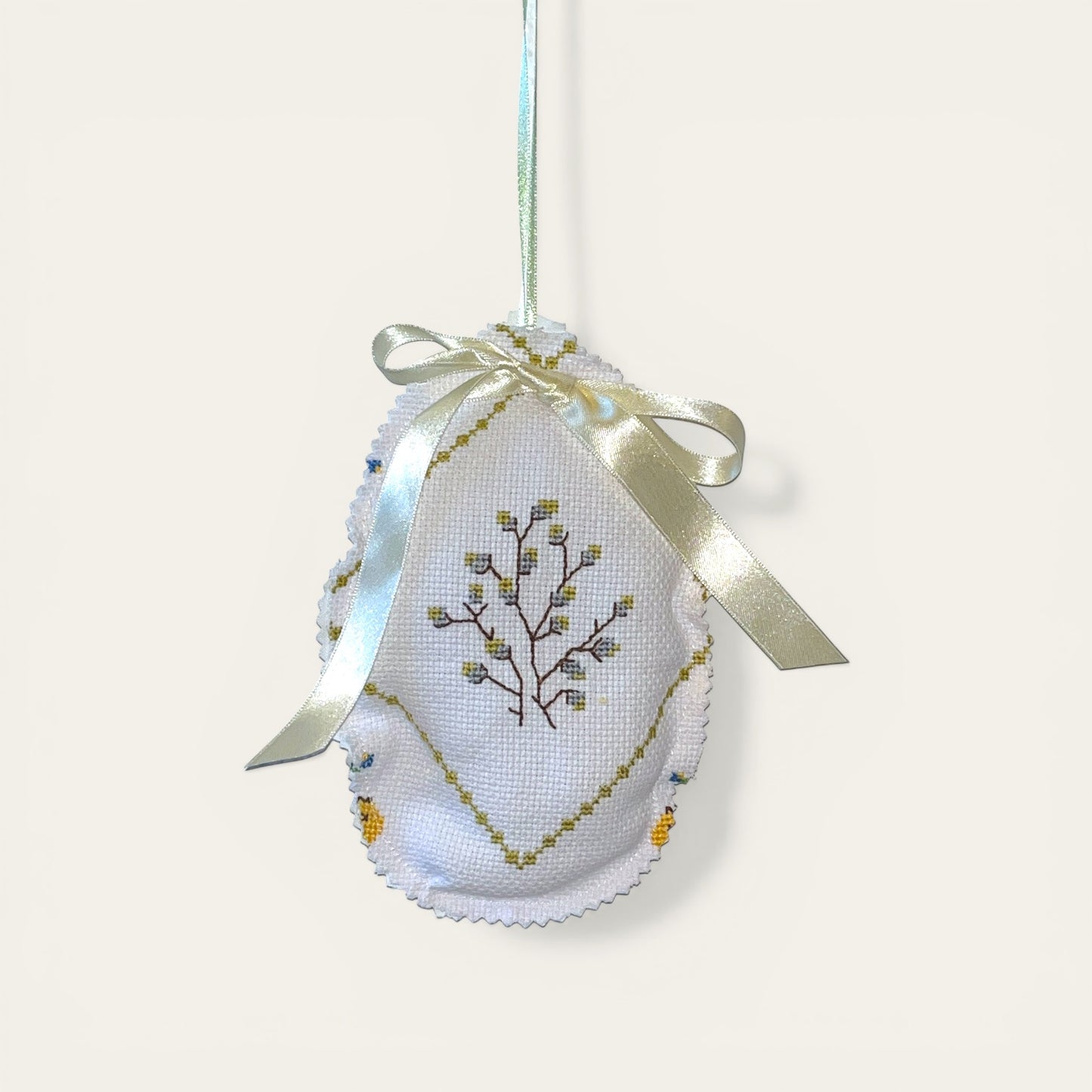 Syet påskeæg med stramaj broderi